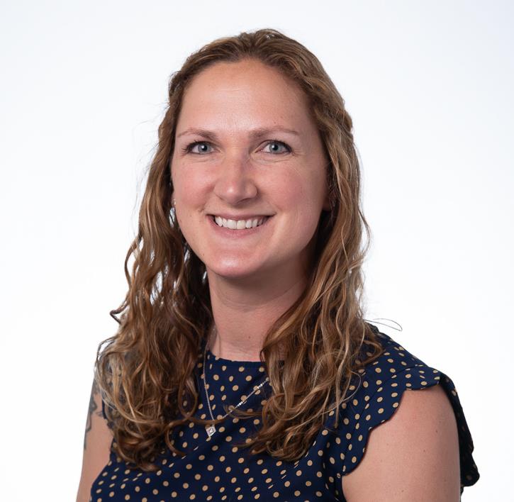 Danielle Headshot 1.png